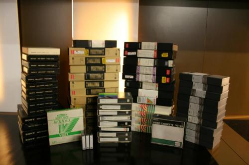 Exemplaren van werken van Danny Matthys 'op verschillende tape formaten. Foto: PACKED vzw.