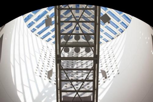 Vue de l'installation de Bill Fontana &lt;i&gt;Sonic Shadows&lt;/i&gt; dans l'Atrium du SFMOMA. Photo : Randy Yau, 2010.