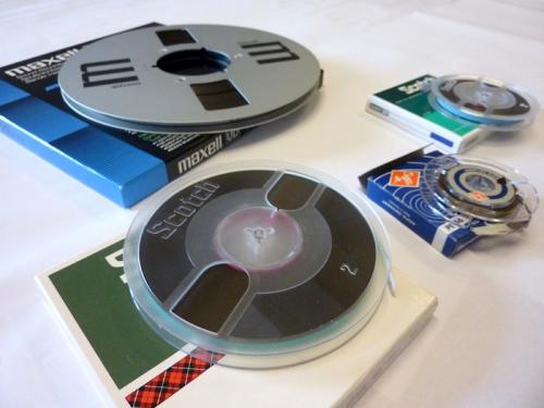 1/4&quot; banden in verschillende haspelmaten en van verschillende merken. Foto: Packed vzw. 